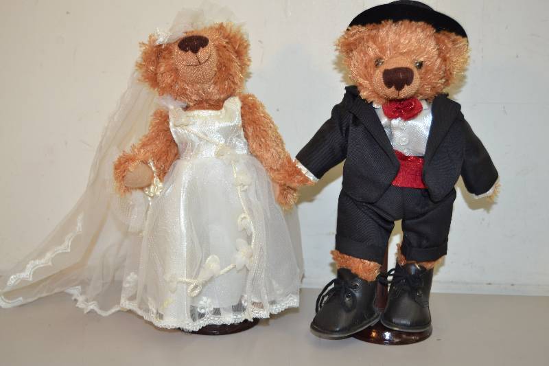 lot 14 image: Wedding Bears