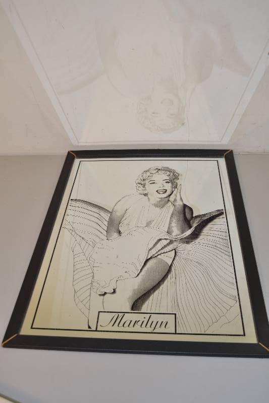 lot 16 image: Marilyn Monroe Mirror