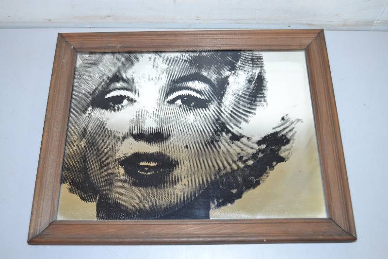lot 17 image: Marilyn Monroe Mirror