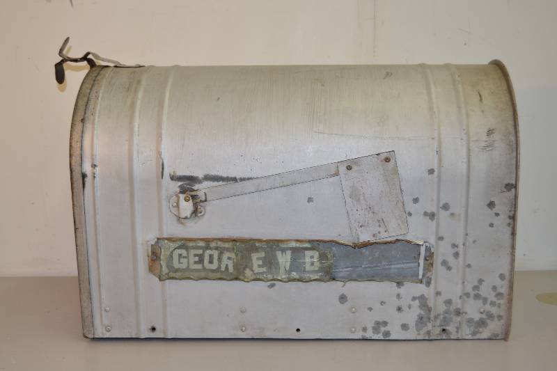 lot 20 image: Large Steel Mailbox