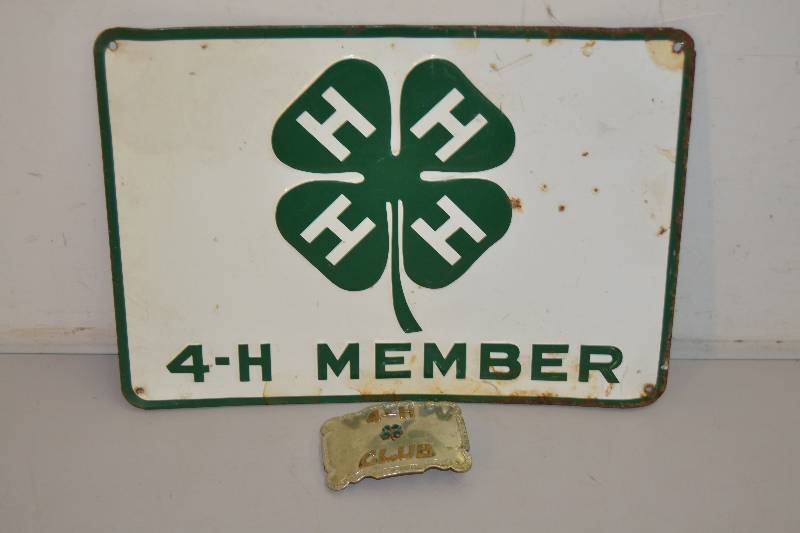lot 25 image: Vintage 4-H Items