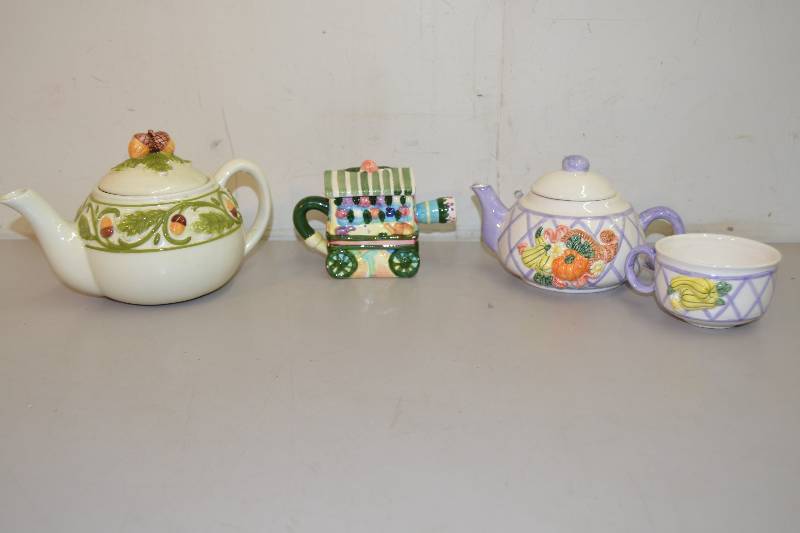 lot 30 image: Tea Pots