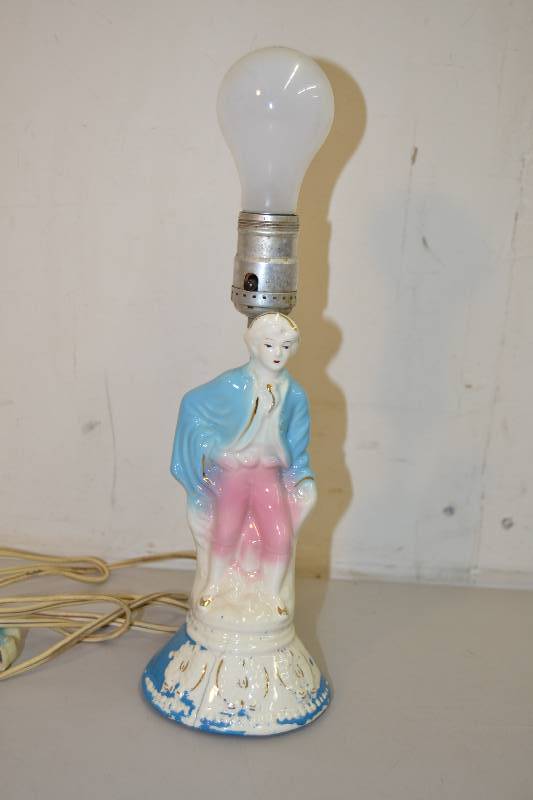 lot 39 image: Vintage Lamp