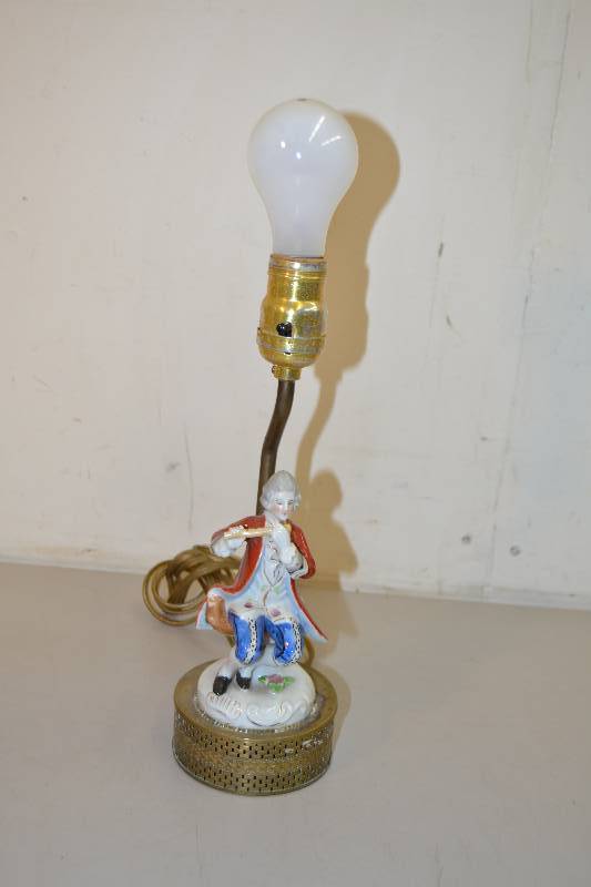 lot 40 image: Vintage Lamp