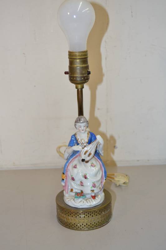 lot 41 image: Vintage Lamp