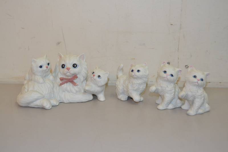 lot 70 image: Homco Cat Figurines