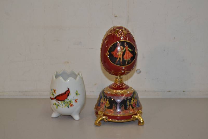 lot 74 image: Music Box, Home Decor