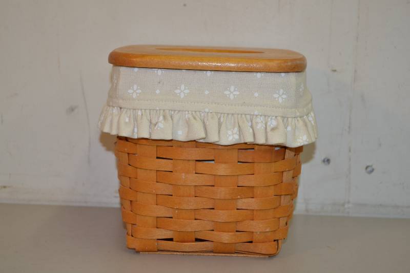 lot 104 image: Longaberger Tissue Basket
