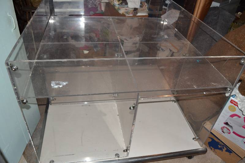 lot 3 image: Acrylic display