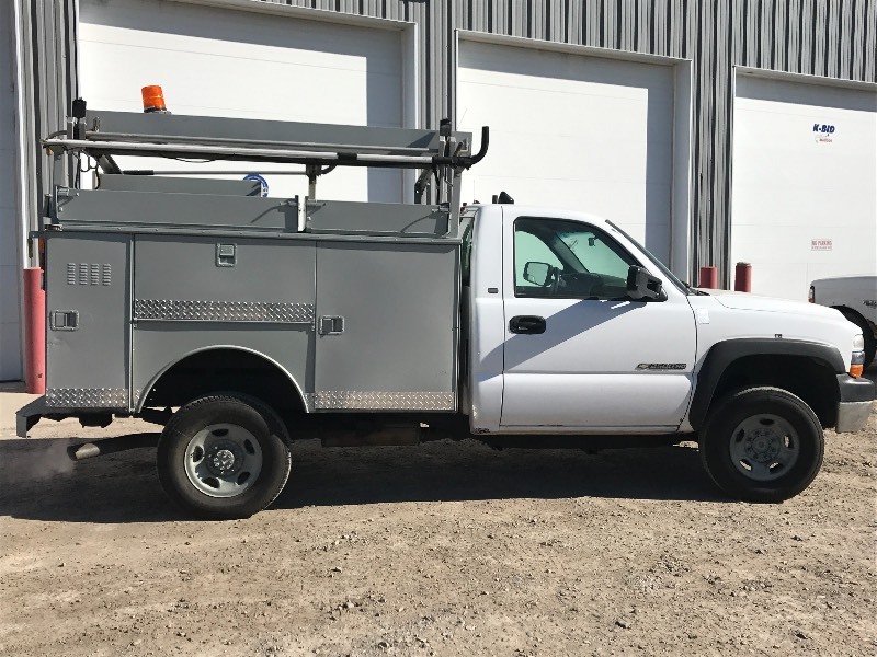 lot 1 image: 2002 Chevrolet 2500HD Contractors  Service Truck
