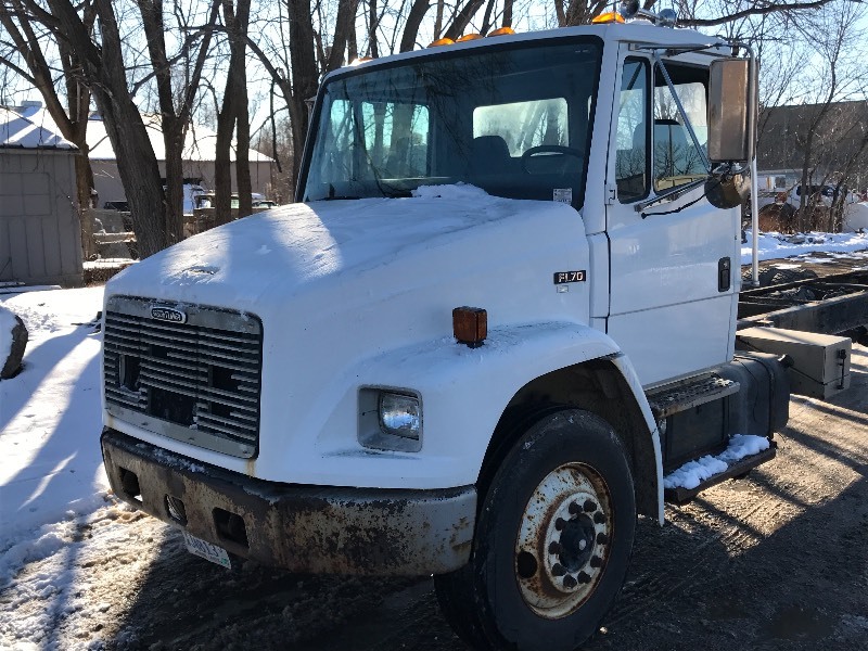 lot 3 image: 2000 Freightliner FL70 Cab & Chassis