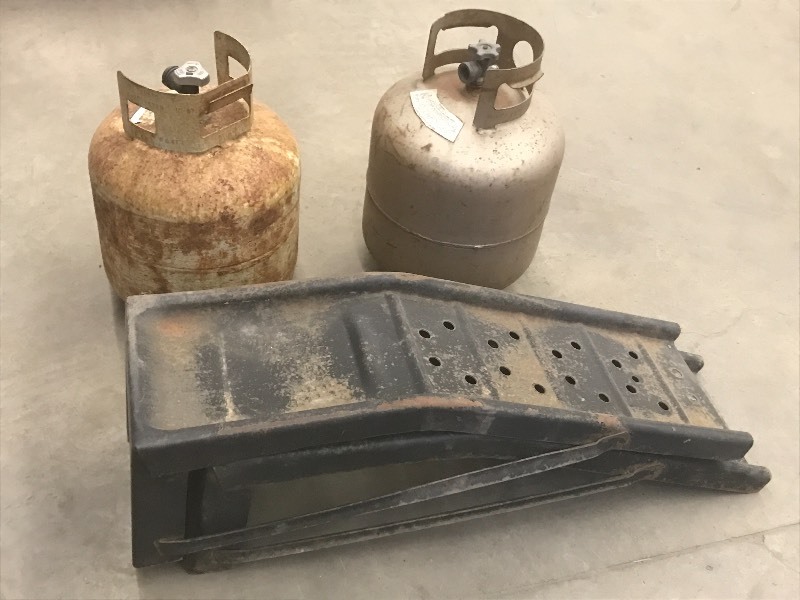 lot 59 image: (2) 20# LP Tanks & Set Of Steel Car...