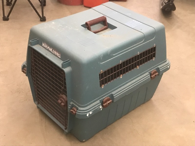lot 62 image: Vari-Kennel Mid-Sized Pet Travel Ke...