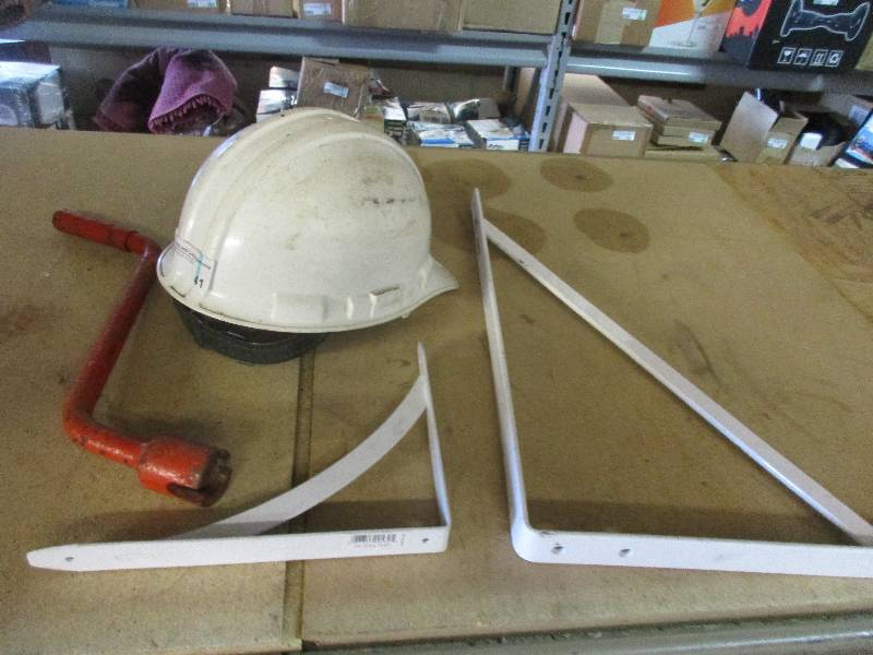 hard hat - 2 shelf brackets - WD45 hand crank