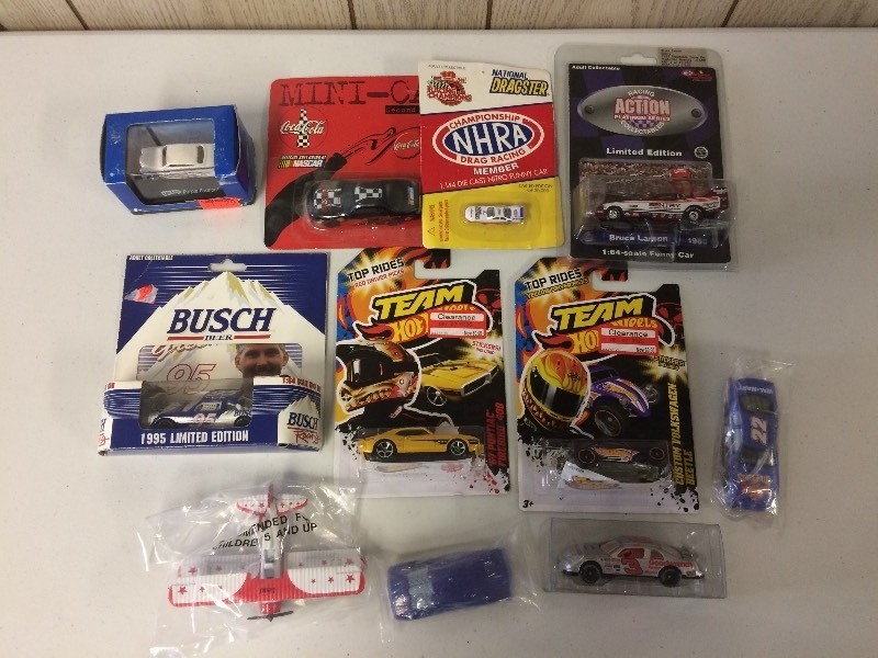 lot 15 image: DIE CAST COLLECTIBLE CARS  PLANE
