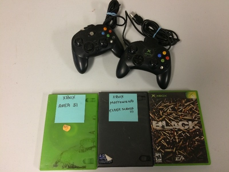 lot 22 image: 3 XBOX 360 GAMES  TWO CONTROLLERS