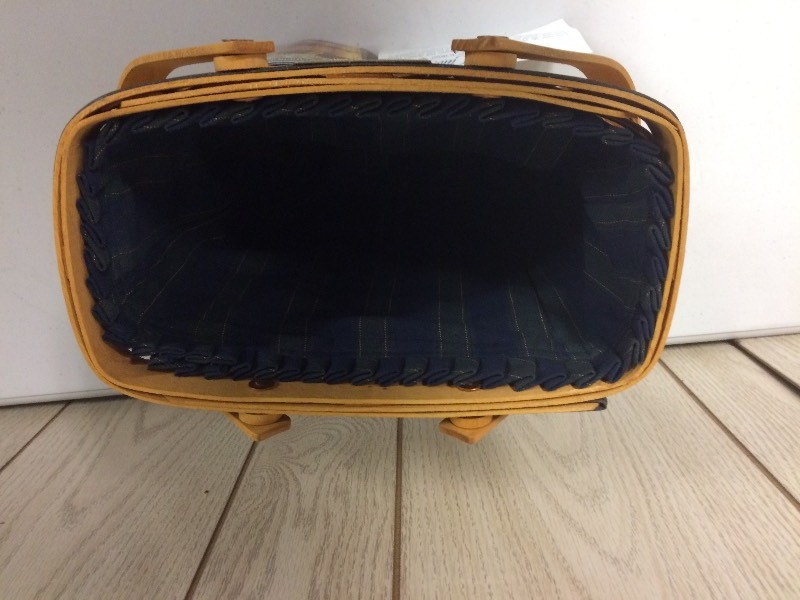 lot 31 image: MEMBERSHIP COLLECTORS CLUB LONGABERGER BASKET