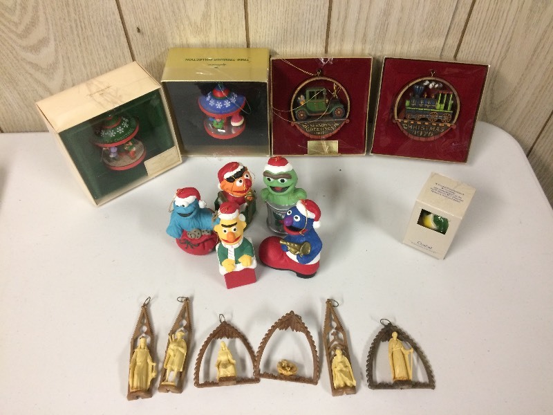 lot 33 image: ORNAMENT LOT HALLMARK, SESAME STREET, GOEBEL