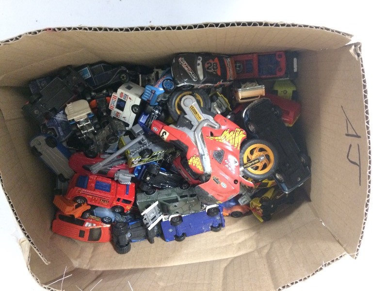 lot 46 image: LARGE LOT OF DIE CAST CARS TRUCKS ETC