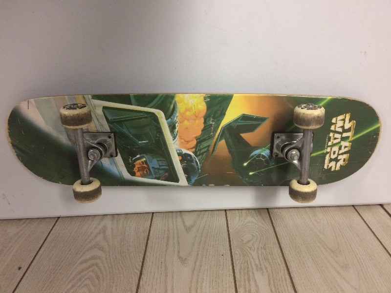 lot 49 image: STAR WARS SKATE BOARD