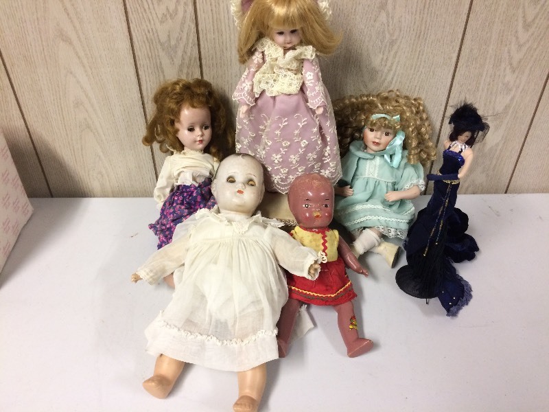 lot 51 image: VINTAGE ANTIQUE DOLLS