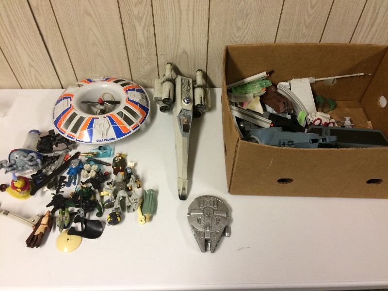 lot 53 image: BOX OF VINTAGE STAR WARS TOYS FIGURES