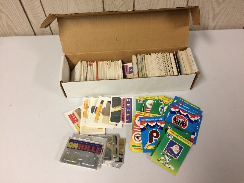 lot 59 image: DONRUS PUZZLE PIECE BASEBALL CARDS & FLEER STICKERS