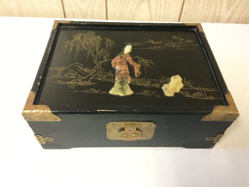 lot 86 image: VINTAGE ASIAN JEWELRY BOX