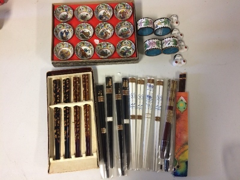 lot 89 image: CHOP STICK COLLECTION CLOISONNE NAPKIN RINGS & SAKI CUPS