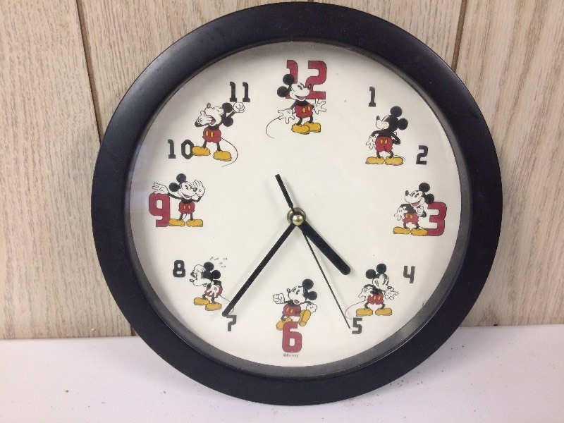 lot 105 image: DISNEY MICKEY MOUSE CLOCK