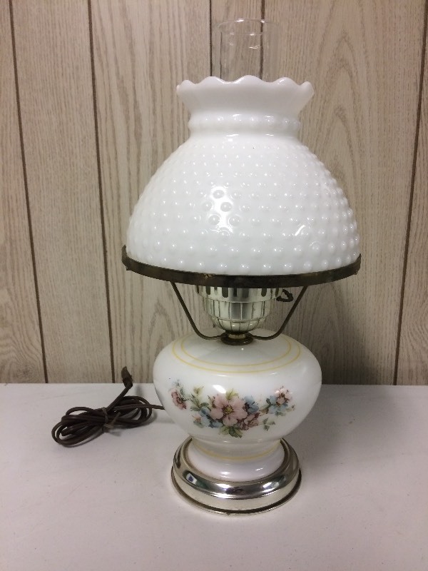 lot 117 image: VINTAGE WHITE HOBNAIL HURRICANE LAMP