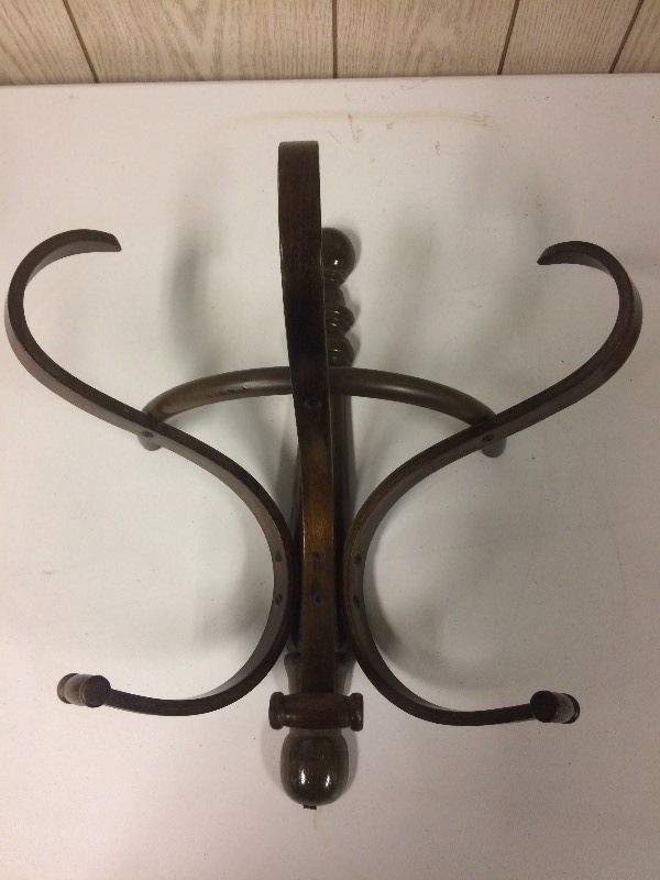 lot 123 image: VINTAGE BENTWOOD HAT RACK