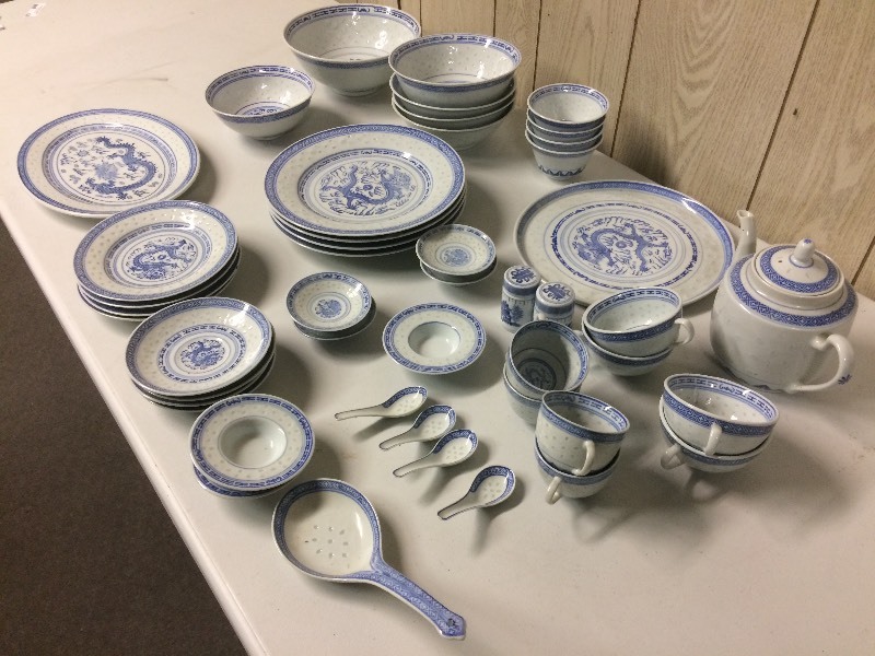lot 128 image: SERVICE FOR 4 ASIAN CHINA DINNERWARE
