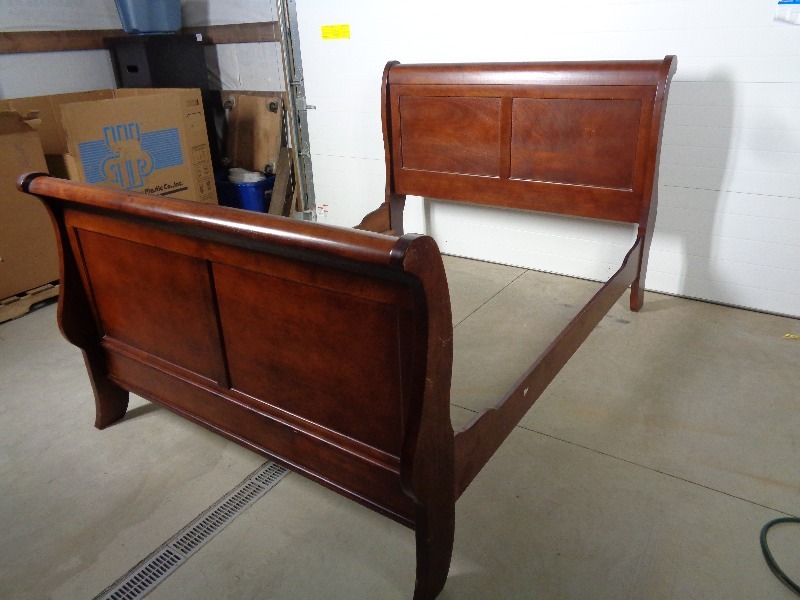 lot 108 image: Queen Bed