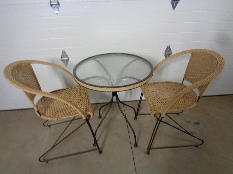 lot 109 image: Cute Table and Chairs