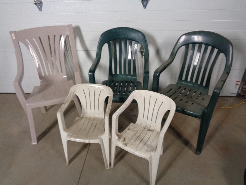 lot 120 image: 5 Patio Chairs