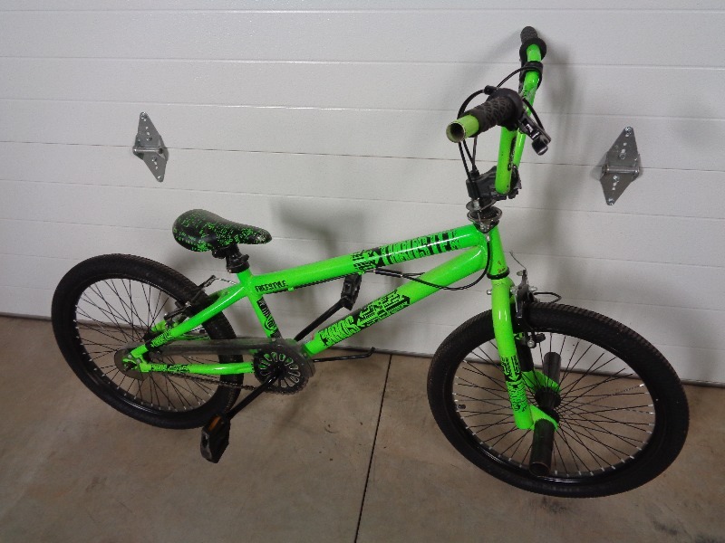 lot 127 image: 20 inch Freestyle Bike