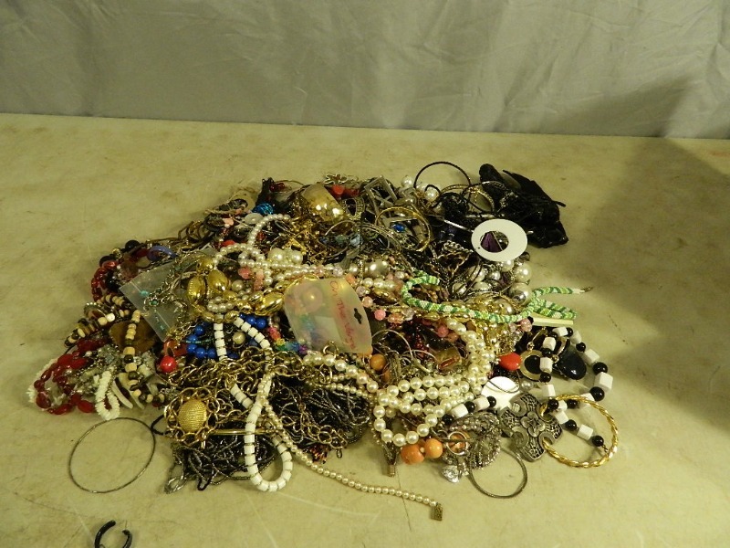 lot 5 image: LARGE Assortement of Jewlery