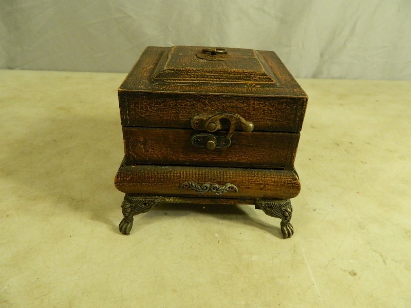 lot 6 image: Neat Clock