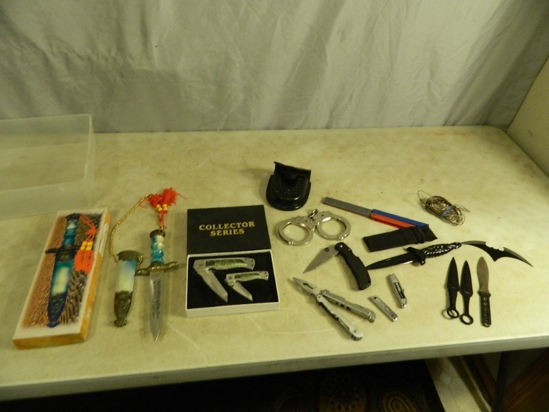lot 11 image: Knives and More
