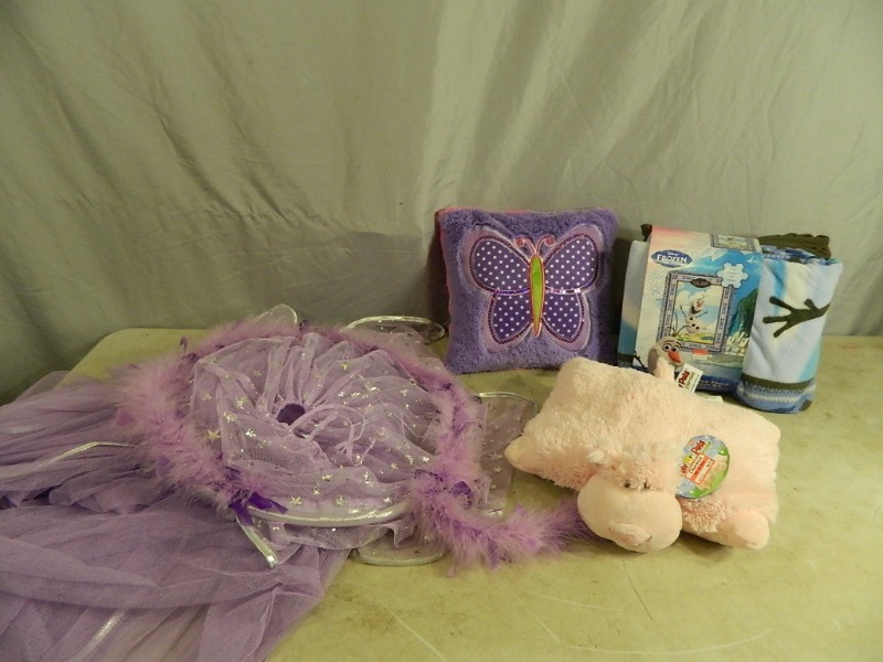 lot 45 image: Little Girl Items