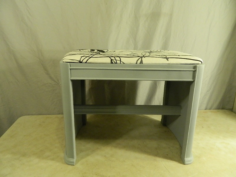 lot 48 image: Newly Repurposed Stool  Bench