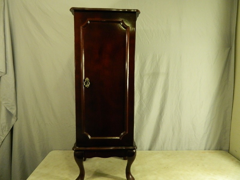 lot 52 image: Large Jewelry Chest