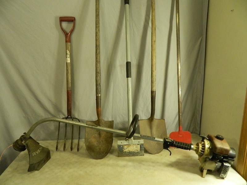 lot 66 image: Long Handled Tools