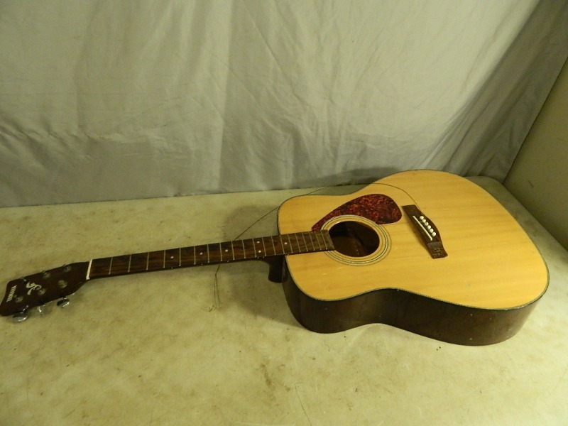 lot 101 image: Yamaha Acoustic Guitar