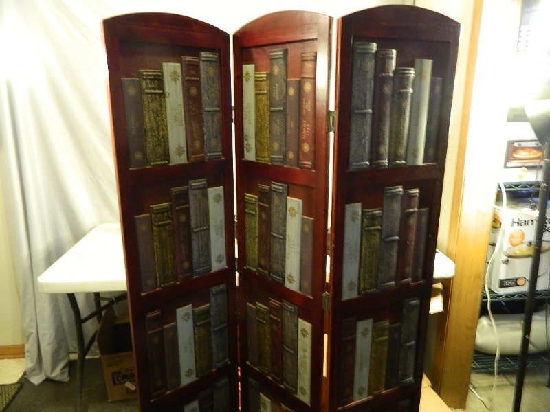 lot 186 image: Room Divider and Metal Lizard CD Holder