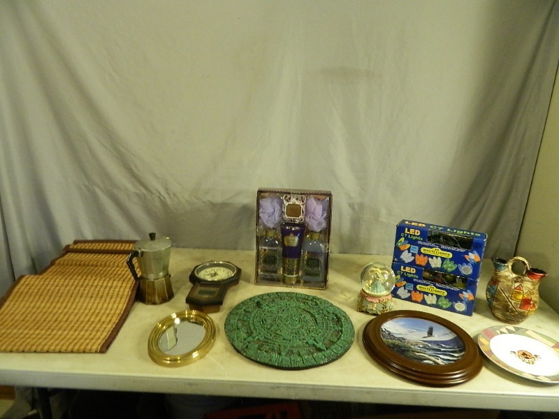 lot 194 image: Collectibles and Home Decor