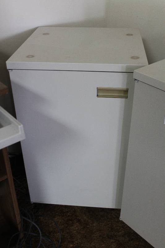 lot 32 image: 1-Door 2-Shelf Cabinet