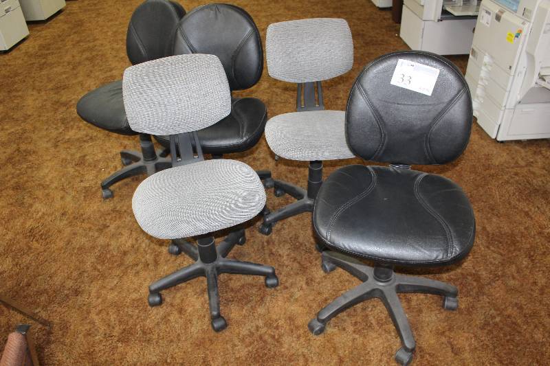 lot 33 image: Rolling Office Chairs