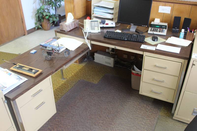 lot 36 image: Desk